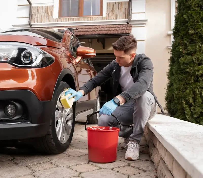 Lavage auto à domicile Belmont-Bretenoux : professionnel intervenant sur un véhicule